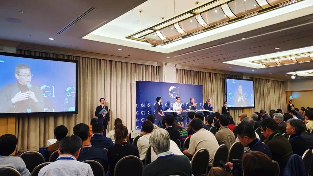 竹内弘一のインスタグラム：「日本版ダボス会議G1Summit もう５回目。ひたすら学び考え 自分のすべきことを導きだす。 ここに来てなかったら 京都こども宅食はなかった。 大学院で論文もかかなかった。 ということはサラリーマン、 やめてなかったのか。。 人生を変えたG1、そして仲間に感謝です。」