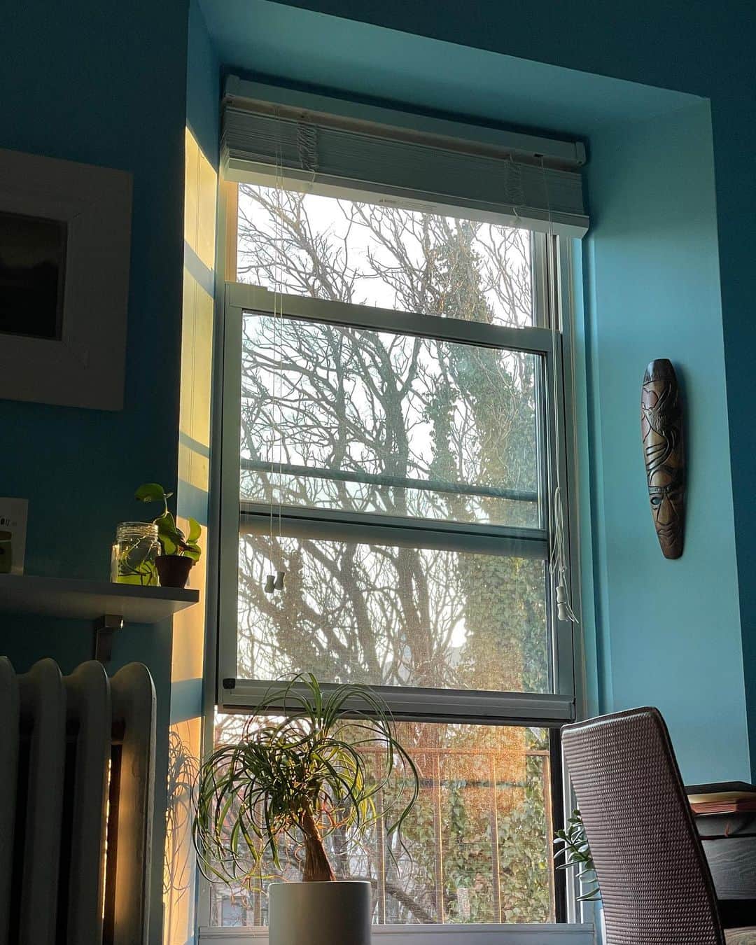 スコット・ローウェルのインスタグラム：「Apartment window, 6 pm, Daylight Savings Time - inspired by Hopper」