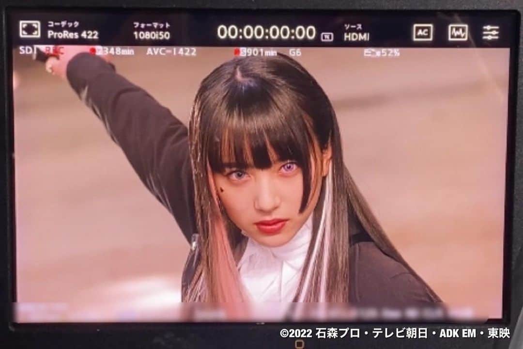 のインスタグラム：「『仮面ライダーギーツ』27話 ありがとうございました！  ギロリさんの変身を見て、ずっと憧れだったヴィジョンドライバー。べロバも使えると聞いた時は本当に嬉しかったです🥹 指紋認証で変身するスタイル、唯一無二で素敵です。そして自分で言っちゃいます。グレア2かっこいい！！  そして初ナパーム！！！ 撮影日はとても寒かったので、爆発で暖かくなって丁度良かったです笑  次回！どうなる英寿！そしてジーン！！ お楽しみに！👅   #仮面ライダーギーツ #べロバ #並木彩華」