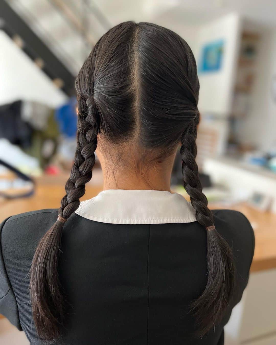 鈴木サチのインスタグラム：「. 長女、小学校卒業おめでとう㊗️ . 毎日結い続けた三つ編み。 . 6年やり続けても上手にならない。 卒業式当日もこんな感じ😅 . 6年間作り続けたお弁当。 こちらも全然上達しない😅 まだ6年間続くというのに、、、 . . 本当にいろいろあった長女の小学校生活。辛い思いも寂しい思いもたくさんたくさんさせたよね。 家ではいつも笑顔でいてくれるから全然気が付かなくて、学校に何度も何度も呼び出された事もあった。 . お姉ちゃんだからって我慢してる事もたくさんあるよね。 . それでもいつもママのお手伝いをしてくれて弟たちの面倒をみてくれて、本当に助かってるよ。ありがとう😊 . 中学生になったら、あなたのその持ち前の明るさでたくさん友達作って楽しい中学校生活を送ってね😌😌 . 本当におめでとう😍😍 . . #ママ #ママモデル #モデル #4児ママ #長女 #小学校卒業 #感謝」