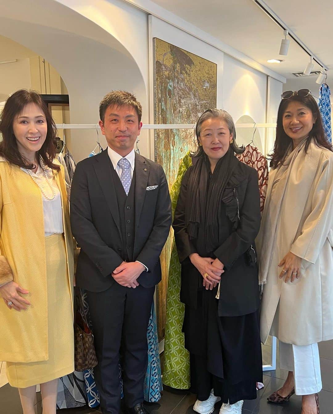 藤田陽子さんのインスタグラム写真 - (藤田陽子Instagram)「CHIKUSEN Dressの展示会に伺いました  180年以上の歴史のある反物屋さんが、日本の文化を残すために…という使命感から、お着物の生地を使った素晴らしいドレスのブランドを立ち上げたのです。  全ての柄に意味があるというお着物の生地は、全部欲しくなるくらい素敵✨  http://www.chikusen.co.jp/whats/news/ ホームページものぞいてみて♪  @yoko.fujita.official  @define_beauty_japan   #竺仙 #浴衣 #浴衣女子 #お着物 #美しい #美しい人 #楽しかった #アラフィフコーデ #アラフィフ #アラフィフライフ #kimonostyle #kimonofashion #japanese」3月19日 9時54分 - yoko.fujita.official
