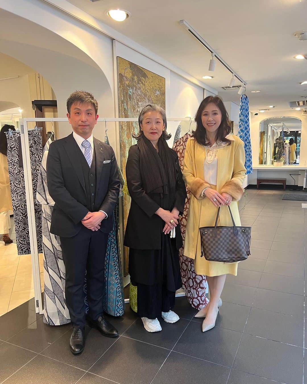 藤田陽子さんのインスタグラム写真 - (藤田陽子Instagram)「CHIKUSEN Dressの展示会に伺いました  180年以上の歴史のある反物屋さんが、日本の文化を残すために…という使命感から、お着物の生地を使った素晴らしいドレスのブランドを立ち上げたのです。  全ての柄に意味があるというお着物の生地は、全部欲しくなるくらい素敵✨  http://www.chikusen.co.jp/whats/news/ ホームページものぞいてみて♪  @yoko.fujita.official  @define_beauty_japan   #竺仙 #浴衣 #浴衣女子 #お着物 #美しい #美しい人 #楽しかった #アラフィフコーデ #アラフィフ #アラフィフライフ #kimonostyle #kimonofashion #japanese」3月19日 9時54分 - yoko.fujita.official