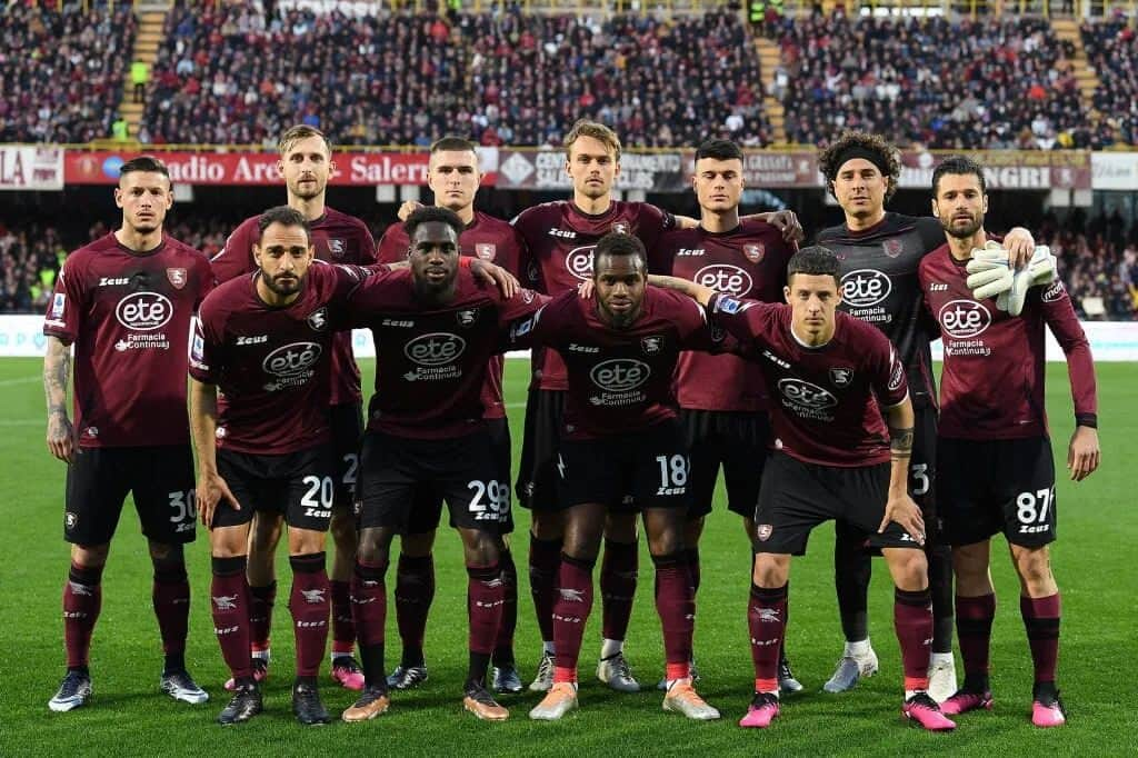 ノルベルト・ジェンベールのインスタグラム：「Guardiamo sempre avanti, siamo sulla strada giusta 🇱🇻💪 @ussalernitana1919official  @francescopecorarofotografo  #forzasalernitana #forzagranata #team #macteanimo」