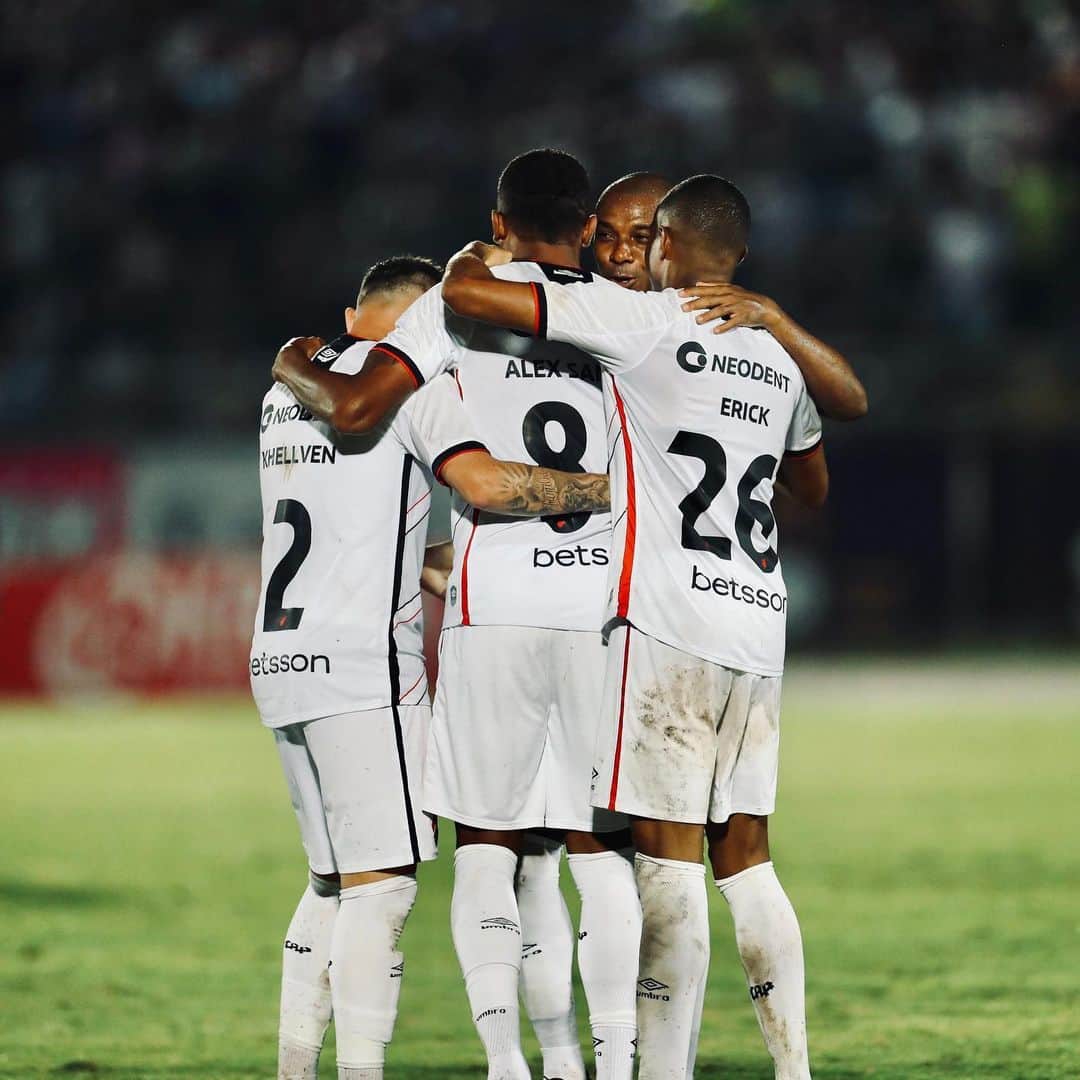 フェルナンジーニョのインスタグラム：「Vitória importante e mais um passo dado em busca do nosso objetivo. 💪🏾🙏🏾 Nos vemos domingo que vem!🌪️🌪️🌪️」