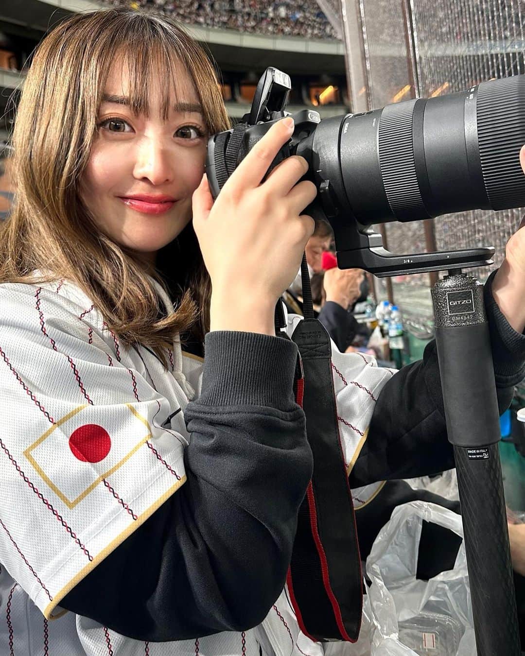 長崎望未のインスタグラム：「.  カメラ撮るの重くて手首とか痛くなるし😂 まだまだヘタクソだけど (持ち方が多分わるいw)  写真を見返した時にその時あった 出来事とか思い出が蘇るし好き。  ファインダー越しに見えるアングルが たまらなく好き。  ストロボ発光しない設定どこにあるのか 毎回どこだっけ?って迷うくらいの初心者です😂👌🏻  フラッシュたきそうになって 毎度、あ！やばい！怒られるって 気づいて設定直してるるる笑  侍ジャパンの勇姿を目に焼き付けながら シャッター押せる時間が 最高すぎました😘👍🏾  いよいよ準決勝からの試合が 楽しみすぎる〜😋💪🏾✨  撮った写真は、写真だけ載せてる アカウントに少しずつ投稿していってるので よかったら覗いてみてね😙✨ @nphoto2023   無断で勝手に保存してね笑 (悪いことには使わないで♡)  #WBC #侍ジャパン #東京ドーム #一眼レフ #一眼レフ練習中  #ファインダー越しの私の世界  #両目開けて撮るタイプ  #クセつよタイプ」