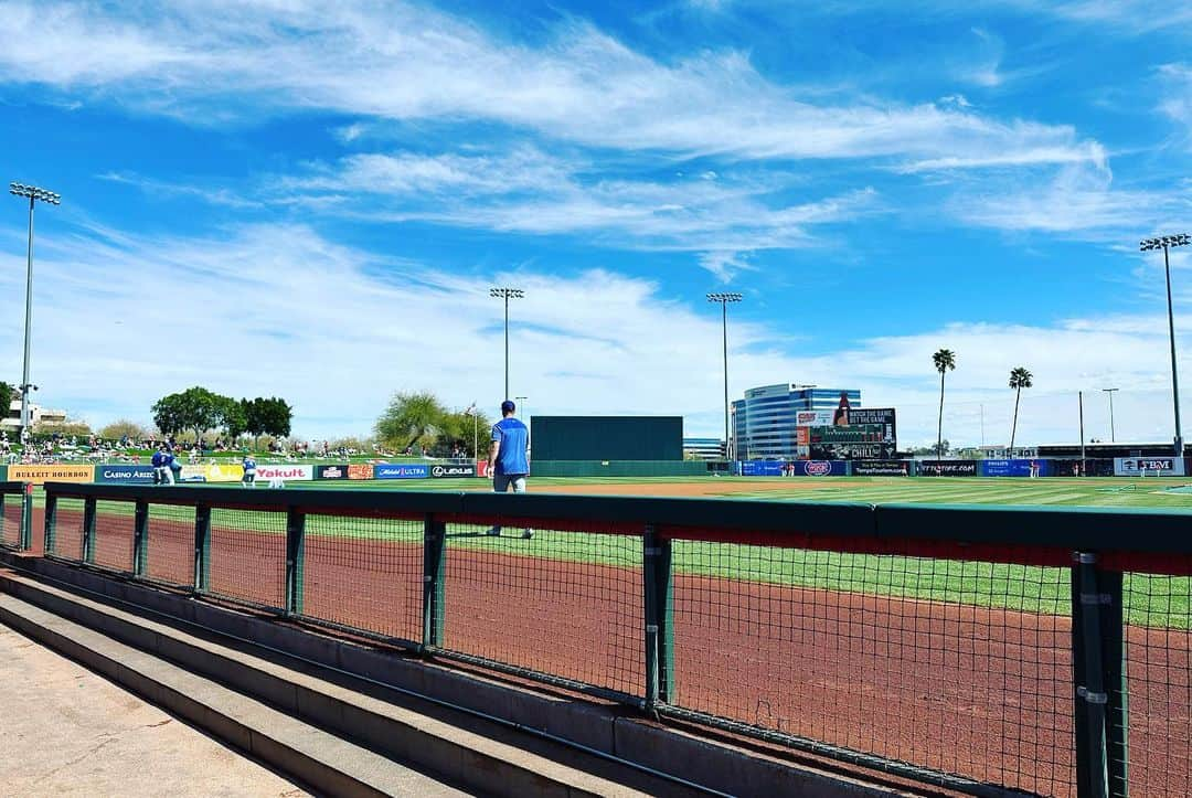 金子千尋さんのインスタグラム写真 - (金子千尋Instagram)「2023  Texas rangers Spring training⚾︎ ． 最近は訳あってベンチの中から試合を見させてもらってます！ ちょうど今日の試合中、ベンチ横に日本人のカメラマンの方が居たので撮ってもらいました。カメラマンさんの技術といいカメラで5割り増しです👍 一緒に撮ってもらったのはメジャーのブルペンコーチのブレット！ @b_hazer  #HayesBrett いつも笑顔で話しかけてくれてめちゃめちゃナイスガイです❗️ ． He’s a really nice guy!! ．  ちなみに今日の相手はエンゼルス！ ご存知オオタニサンとトラウトサンは居ませんでした。 ． ． #Texasrangers #Texas #Rangers」3月19日 10時18分 - kanekochihiro_official