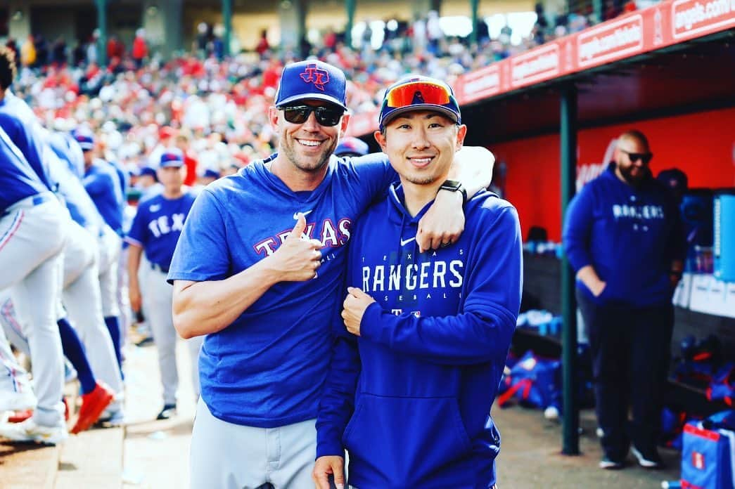 金子千尋のインスタグラム：「2023  Texas rangers Spring training⚾︎ ． 最近は訳あってベンチの中から試合を見させてもらってます！ ちょうど今日の試合中、ベンチ横に日本人のカメラマンの方が居たので撮ってもらいました。カメラマンさんの技術といいカメラで5割り増しです👍 一緒に撮ってもらったのはメジャーのブルペンコーチのブレット！ @b_hazer  #HayesBrett いつも笑顔で話しかけてくれてめちゃめちゃナイスガイです❗️ ． He’s a really nice guy!! ．  ちなみに今日の相手はエンゼルス！ ご存知オオタニサンとトラウトサンは居ませんでした。 ． ． #Texasrangers #Texas #Rangers」