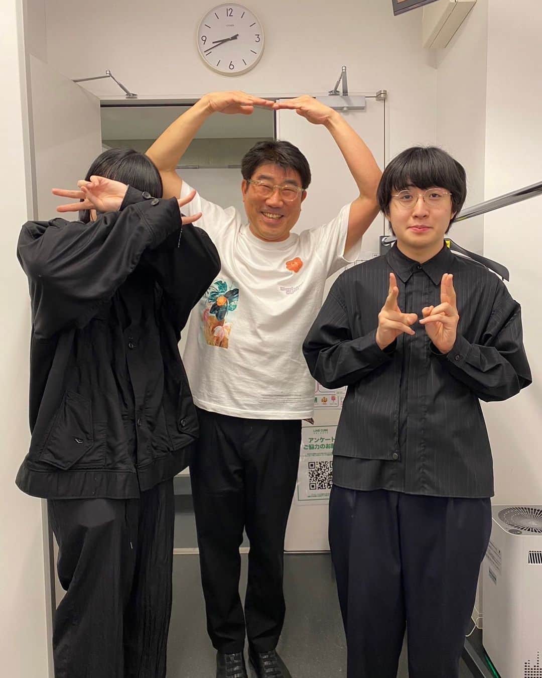 亀田誠治のインスタグラム：「昨日のHIROBA FES では、今までなかなか会えなかった人にたくさんお会いできました！ 崎山蒼志さんと長谷川白紙さん とうれしみショット🙋🙋🙋 水野良樹さんありがとう😊😊😊 #hiroba」