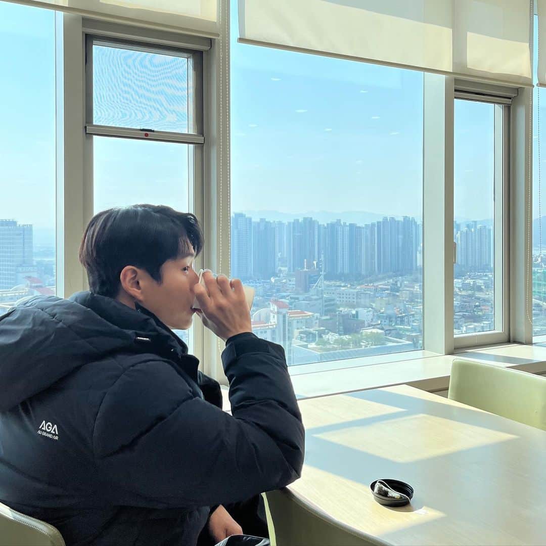 のインスタグラム：「네 저는 촬영대기중입니다 🌞」