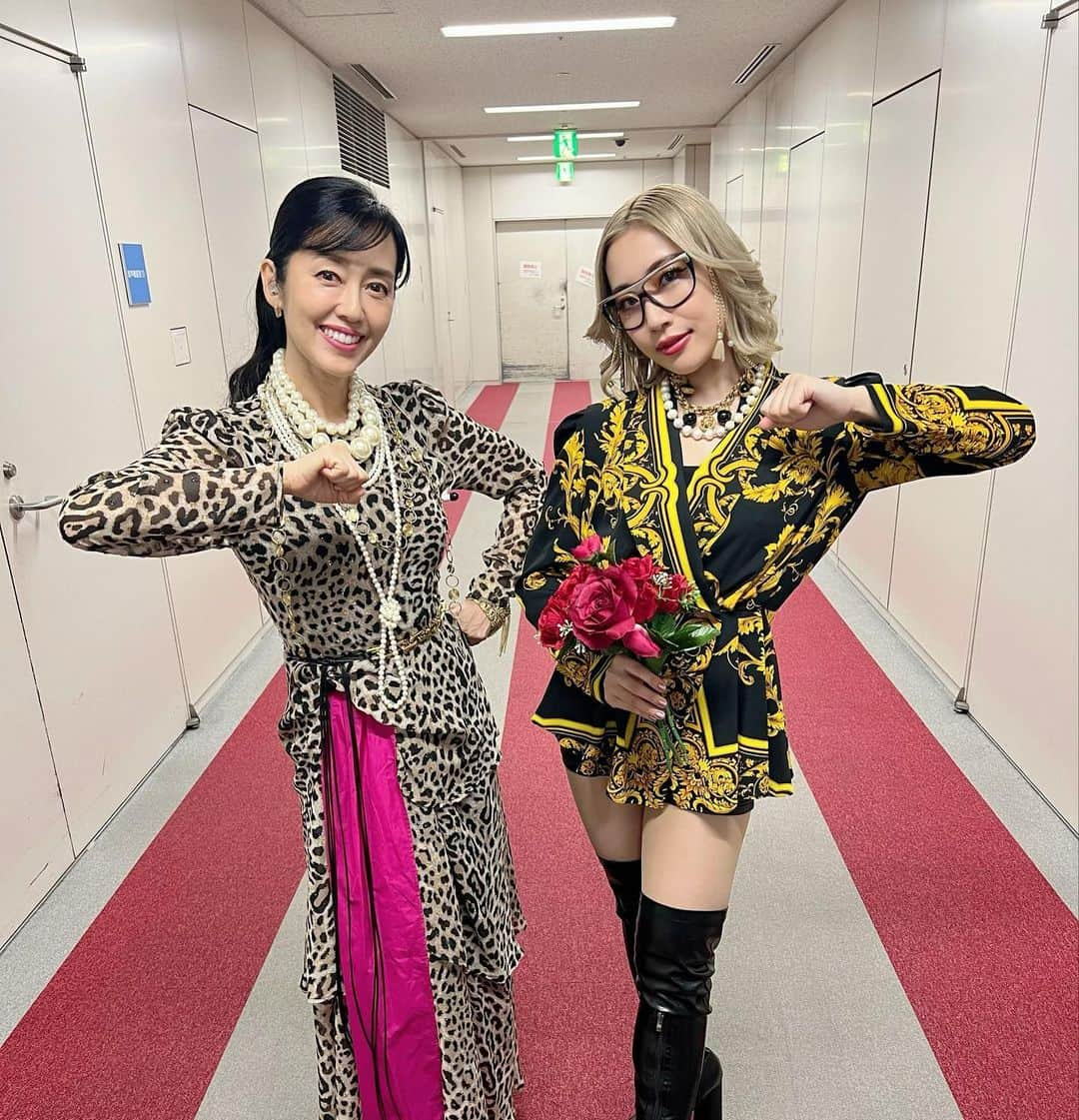 早見優さんのインスタグラム写真 - (早見優Instagram)「Had such a blast collaborating with the beautiful and talented Ryo Gojoin @gojoinryo on CX Generation Change Special   五条院さんの温かい音色に包まれながら大好きなキングヌーのカメレオン歌わせていただきました！  ナンシーポーズ、一緒にしてくれたよ🎶  #music #kinggnu #カメレオン #キングヌー #gojoinryo #五条院凌 さん#ジェネチェンfes  #カメレオンはピンクレディの歌ではなくキングヌーのだった」3月19日 10時47分 - yuyuhayami