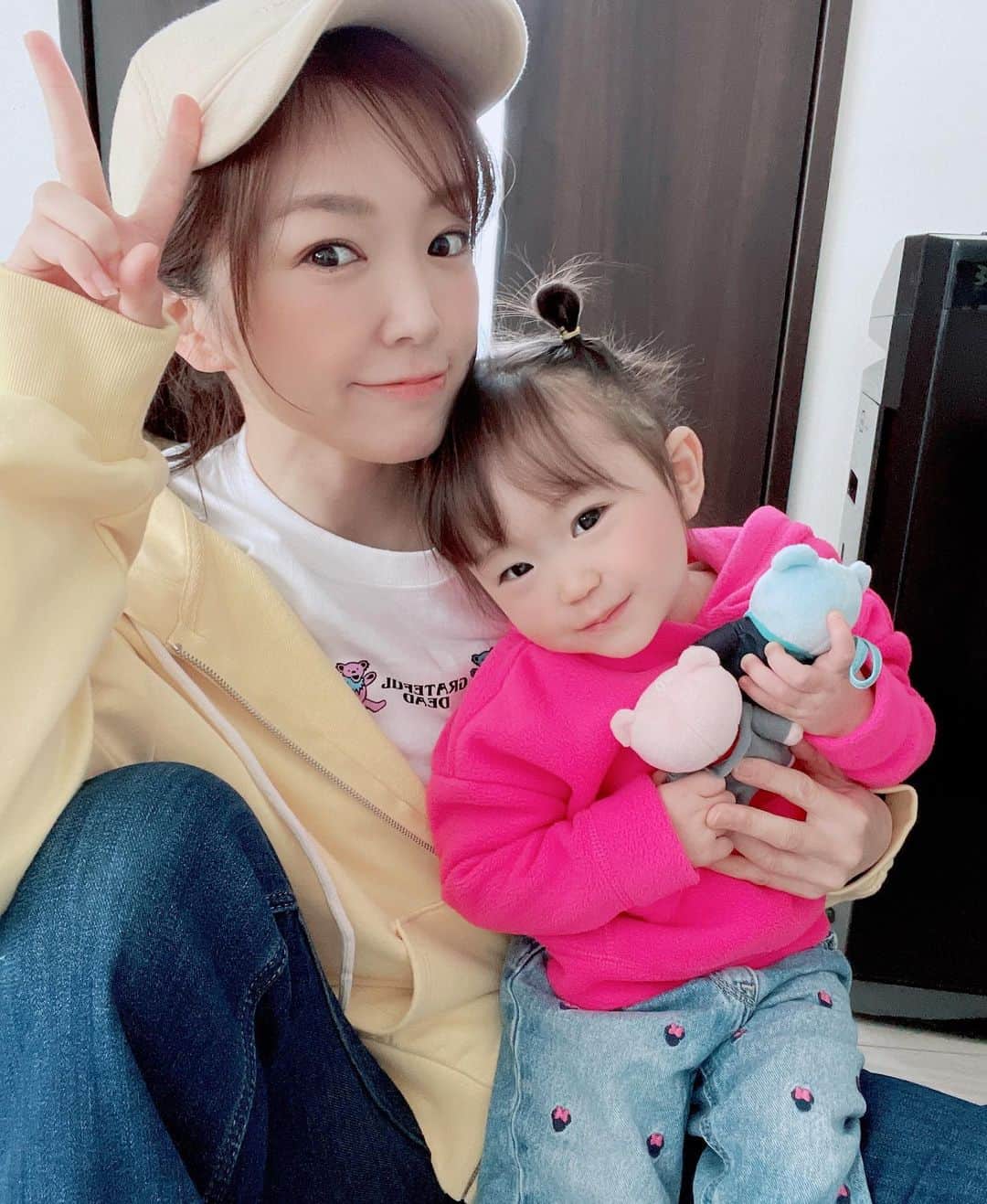 のインスタグラム：「👩🏻親子リンクコーデ👧🏻💕 . 今日はGAPパーカーコーデ👖 . 昨日、GAPの40%オフSALE✖︎イオンのクーポン10%オフを使ってめちゃ安く手に入れた黄色パーカー💕 . 親子リンクコーデ楽しい✨ . #親子コーデ #リンクコーデ #gap #gapbaby #女の子のママ #キッズコーデ #besty」