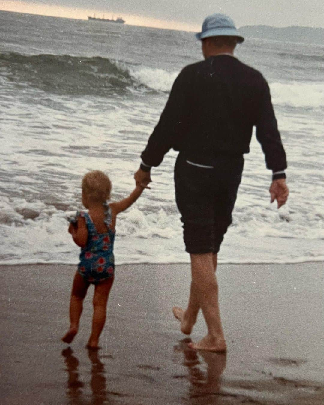 ジーナ・カラーノのインスタグラム：「My Papa Jack loved taking us to the ocean. He taught us how to play on the beach, boogie board, build sand castles, wear matching shirts, play games and at the end of the day BBQ ribs and stand around the camp fire singing oldies and cooking marshmallows. On other days he’d take us out on the sail boat, learning how to catch the wind, work together, pray the boat doesn’t flip over ☺️, work through the anxiety of docking and respect other boats on the water. Im amazed how many life lessons my Papa was teaching us just by taking us to the beach. How you interact with the ocean tells you a lot about how you interact with life. You either fear the storm and swim against the current or learn how to respect it and ride the waves. The combination of a great Papa and the ocean creates one of life’s greatest lessons and unforgettable memories. I am so grateful for him, today was his birthday. ❤️ -picture is of my lil sis and Papa. #myheart」