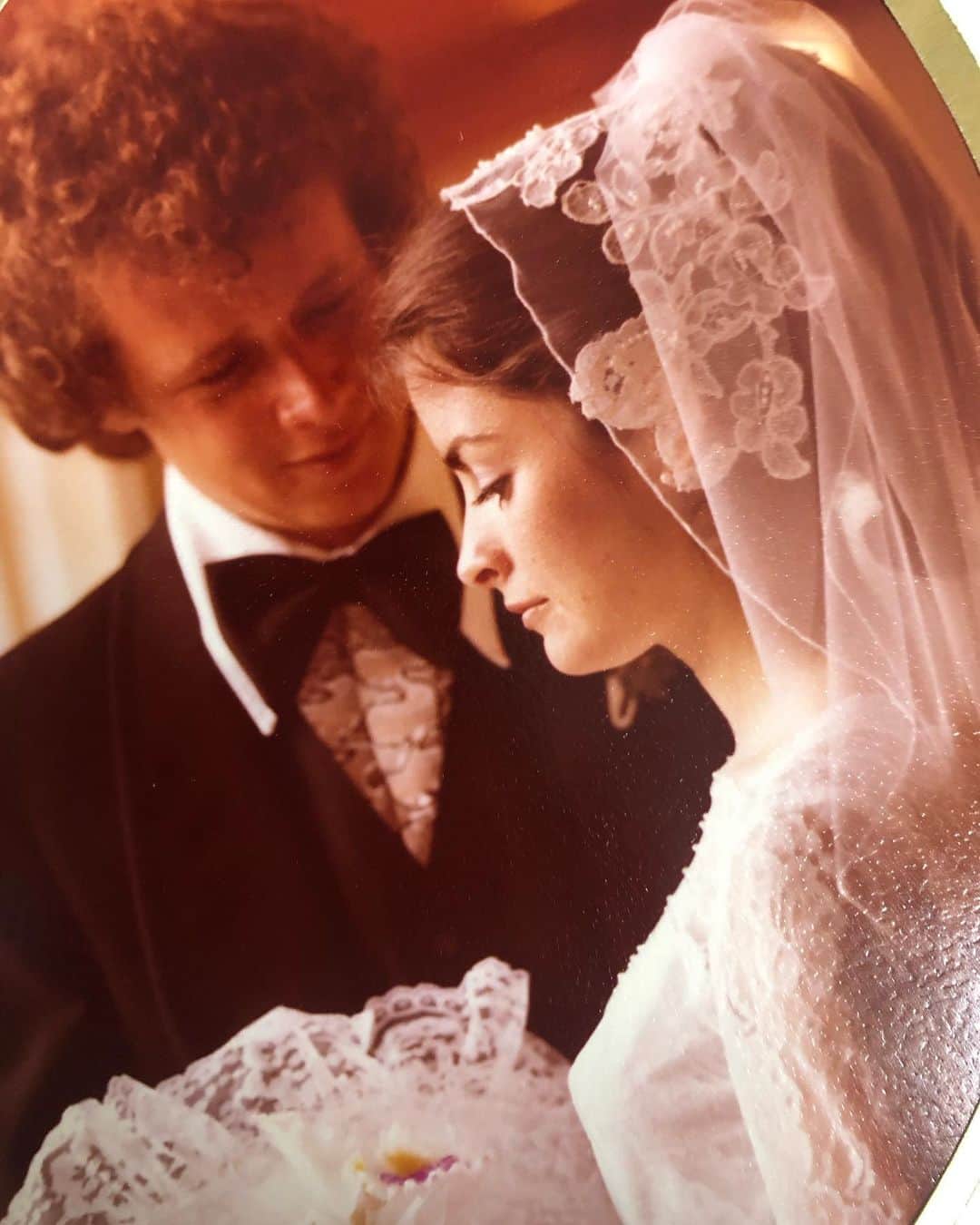 のインスタグラム：「My parents met & married in 4 months. Their meet cute is a huge part of my childhood. Grateful for their love story & their lives. And my life as a result of their love. We lost my dad 12 years ago & today would have been their 45 year anniversary. Sending love to my mother today & all those who dance with anniversaries, milestones, memories, remembering, celebrating, being a human & choosing life in the face of loss, pain & grief. Like the waves…🌊.」
