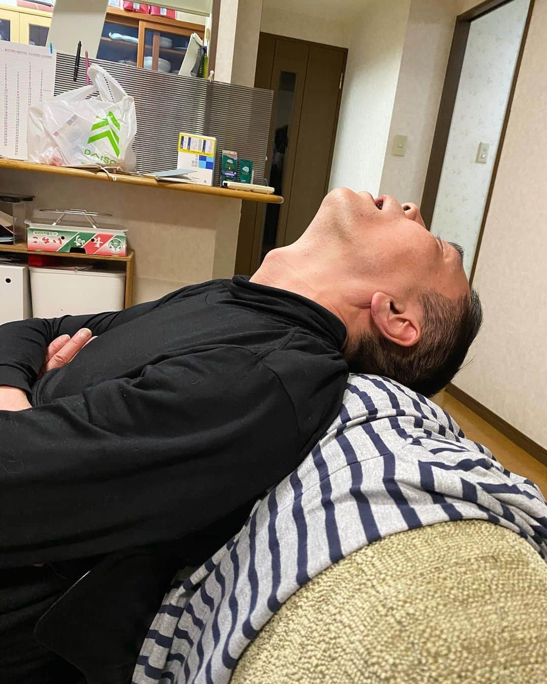 nemuru_catのインスタグラム：「#眠る夫  生きてます💤」