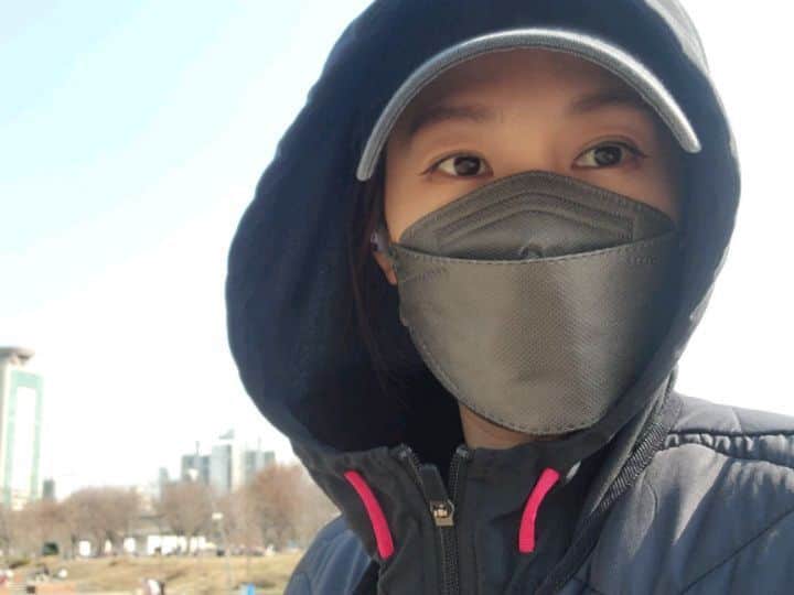 チェヨンのインスタグラム：「아빠와 토리를 찾아서~~   가리고 지나가는데도 알아봤다 내새꾸 ♡」