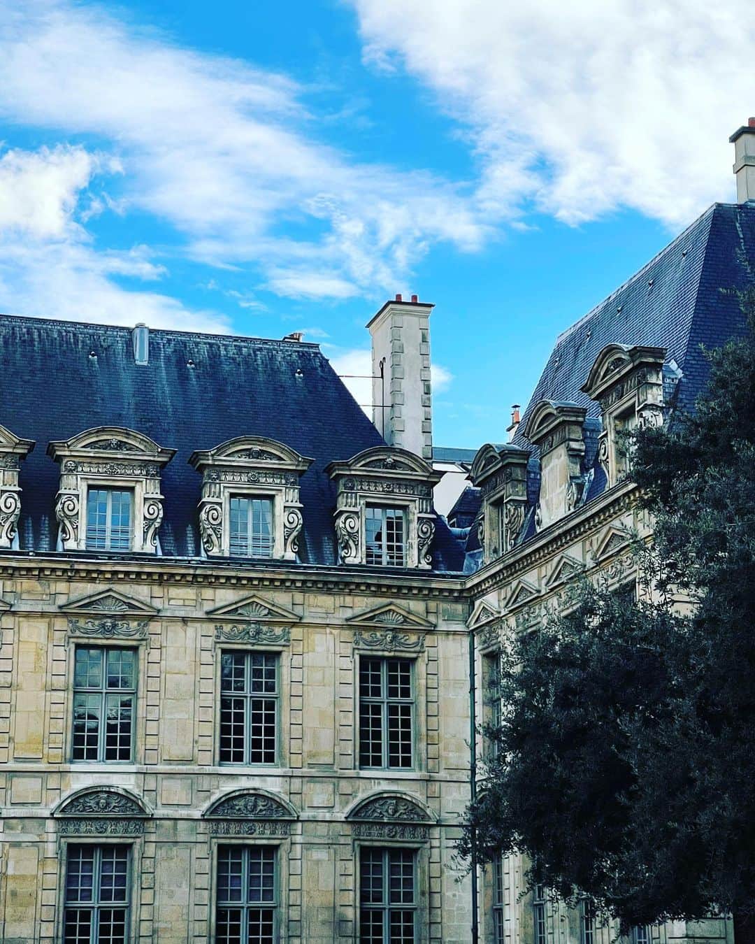 デレク ラムのインスタグラム：「The new ‘hood. Paris, FR」