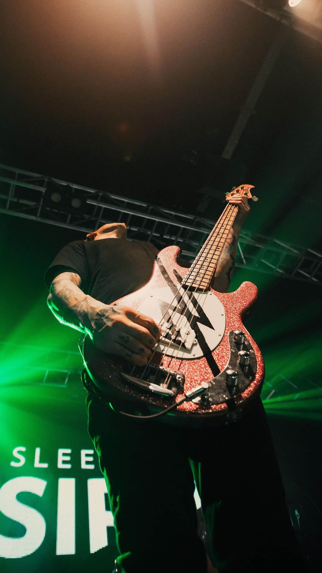 スリーピング・ウィズ・サイレンスのインスタグラム：「Leeds! That’s how you do a punk rock show 👊🏼 Can’t wait to come back soon ❤️. Norwich! See you in a couple hours!! 🎥: @nickalausstafford」