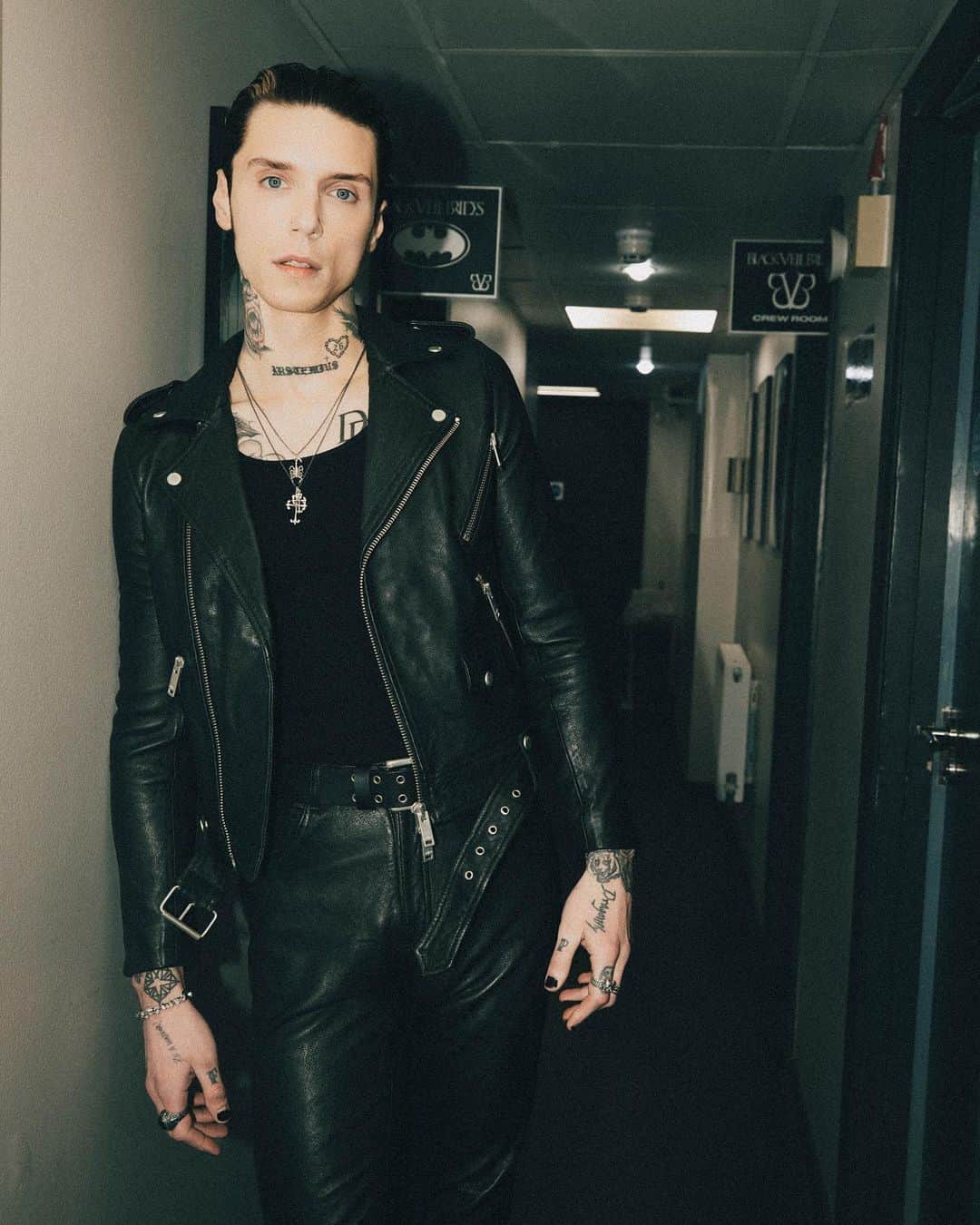 アンディー・ビアーザックのインスタグラム：「For OTHER UK 🦂 @otheruk」