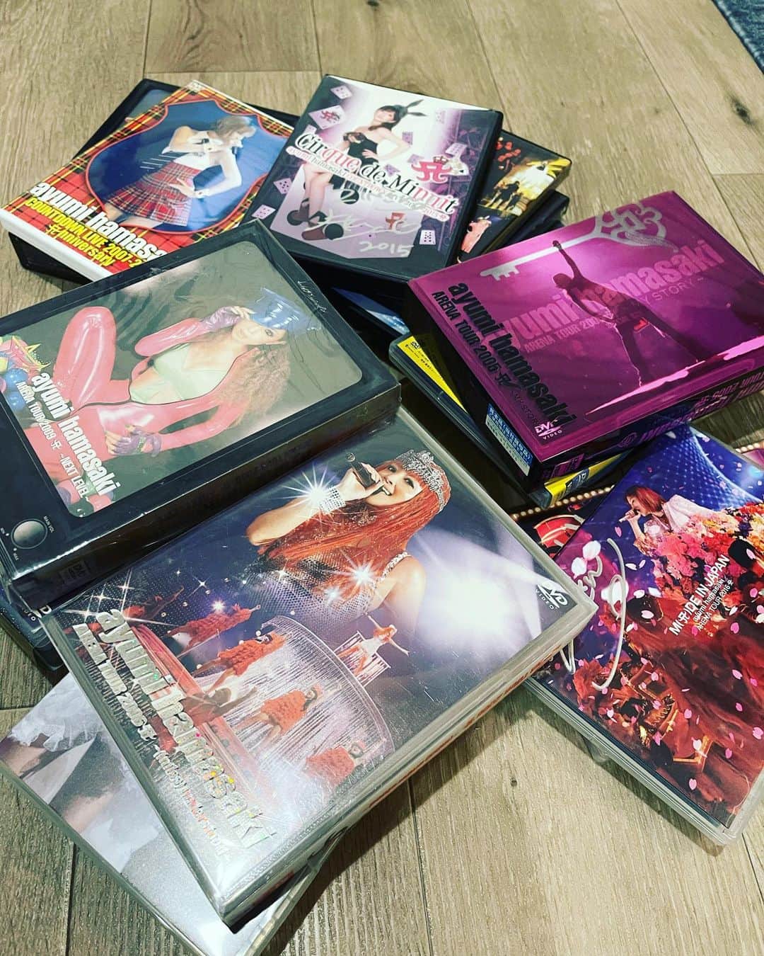 ZIN（神優作）のインスタグラム：「・ 思い出に浸るつもりで見始めたわけじゃないんだけど、気付いたら見入ってた。  2004〜2005のカウントダウンライブから参加して、こんなに沢山のライブに参加してたんだって。  基本昔の事は忘れるタイプだからこそ、最初から繋げて見たときに震えるくらい感動した。  こうやってみると、自分は2008年のtalkin’2myselfからコリオにも参加をし、プレイヤーと裏方をやって来た分Liveを作るという事には、普通にダンサーするより深いところまで入ってきた。 　 当時は自分も尖ってた分、あゆちゃんとぶつかる事も多々あった気がする。  それもこれも、たった1人の人間が作り上げる世界を、皆が真剣に向き合ってきた証で、その歴史が今25周年を迎えようとしている。  とてつもないものに改めて参加していると思えた。  あの時の自分はそんなことは思ってもいないはずで、でも、今ここに居て。  シンプルに考えたら、  1人の歌手が歌って、 ダンサーがそれを立てる様に踊って、 煌びやかに見せて、 お客さんを楽しませて。  違う。  そういう事じゃない。  今は上手くは言えないけど そういう事ではないんです。  今ハイボール飲みながらだから 感情的になってるところもあるんだが。  いつかも言った気がするけど  ファンの人も、アンチの人も、 共に過ごした仲間達も、 ちょっとあゆを知ってる人等も、 もちろんたくさんの関係者の方々も、  皆で盛大にお祝いしましょう！！！！  そして、エンターテイメントを 楽しみましょう！！！  #ayumihamasaki  #25thanniversary」