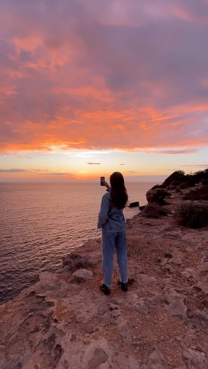 のインスタグラム：「Un regalo de la vida 🌅 #blessed #esvedra #ibiza」
