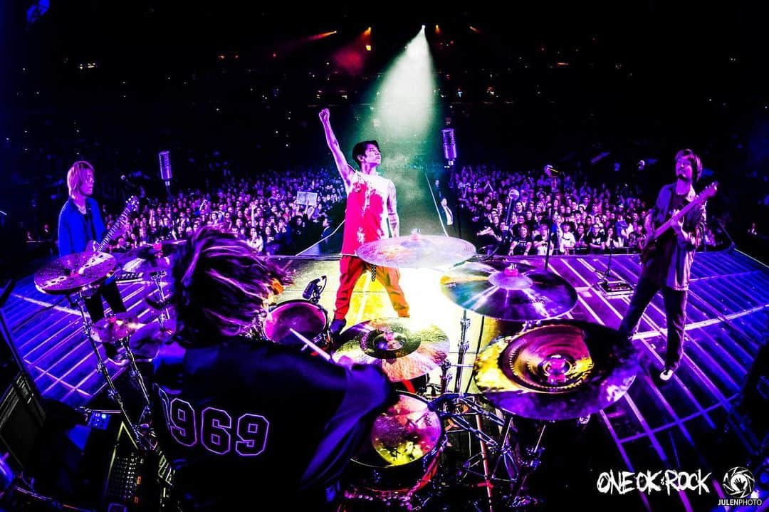 Taka のインスタグラム：「Madison Square Garden in New York it was great 👍 thank you for having us🤘🏻🔥 @muse @evanescenceofficial @oneokrockofficial @julenphoto」