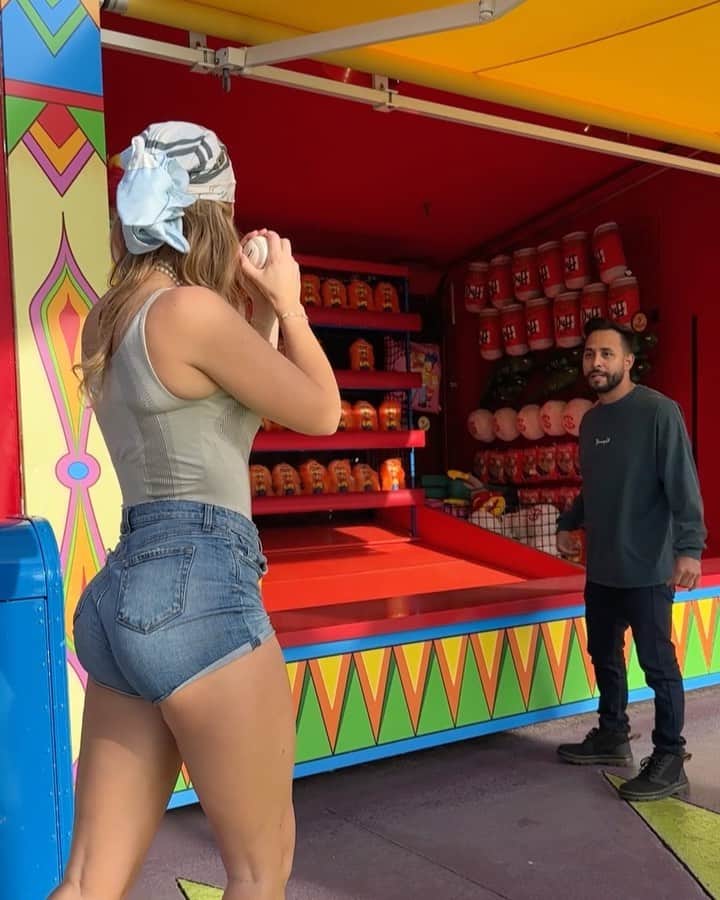 Anwar Jibawiのインスタグラム：「FML 🤦‍♀️🎢 @hannahstocking @anwar」