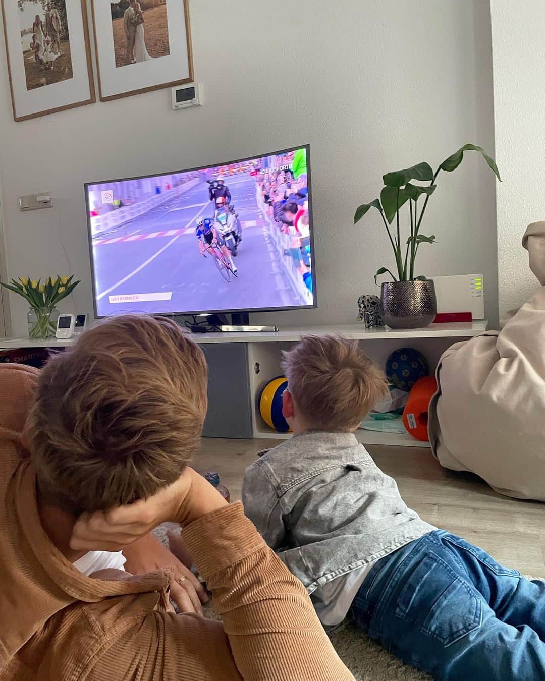 のインスタグラム：「San Remo Saturday! What a legendary attack and victory from @mathieuvanderpoel! Happy my kids watched it live! I felt like a winner as well with all the cuddles afterwards. 😎」