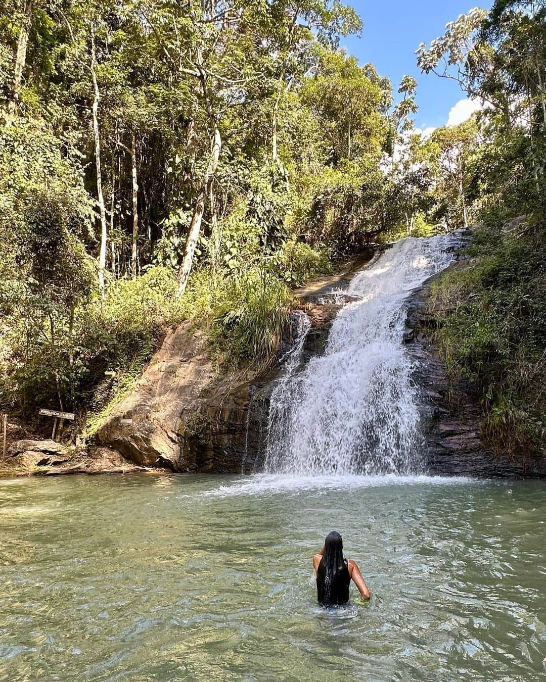 ライス・リベイロのインスタグラム：「Limpando 😍🫶🏽🍃💦」