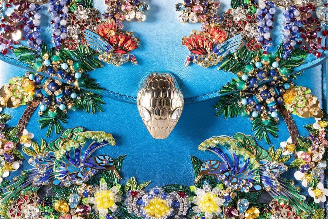 メアリーカトランズのインスタグラム：「MaryKatrantzou x BVLGARI | Limited Edition With more than 1,400 glass beads, 300 crystal beads, 410 glass tubes and over 200 hours of hand embroidery, our limited edition Serpenti forever bag is a piece of jewellery in its own right. Finding inspiration in Bulgari’s archival designs, our second capsule collection is a marriage of jewellery design, leather goods artistry & Haute Couture savoir faire. ⠀⠀⠀⠀⠀⠀ #marykatrantzouxbvlgari #serpenti #Bulgari #marykatrantzou #serpenti70」