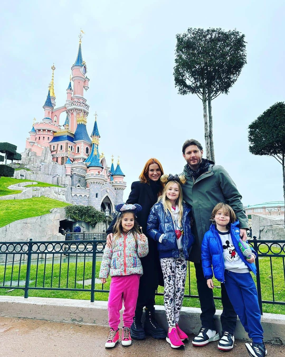 ジェンセン・アクレスのインスタグラム：「Once again…Danneel celebrates her birthday by heading to Disneyland. This year…it was Paris. 🏰🗼 *special thanks to the whole cast of @disneylandparis … you all are fantastic. And a very Happy Birthday to my D. 🎂🥳🫶🏼 #disneylandparis30」