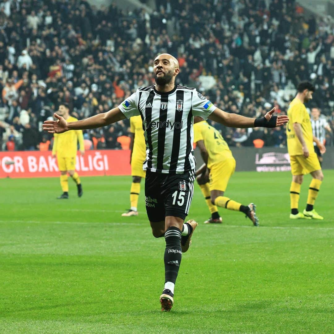 ネイサン・レドモンドのインスタグラム：「Vodafone Park'ta Geceler 🖤🦅🤍  Nights at Vodafone Park 🖤🦅🤍」