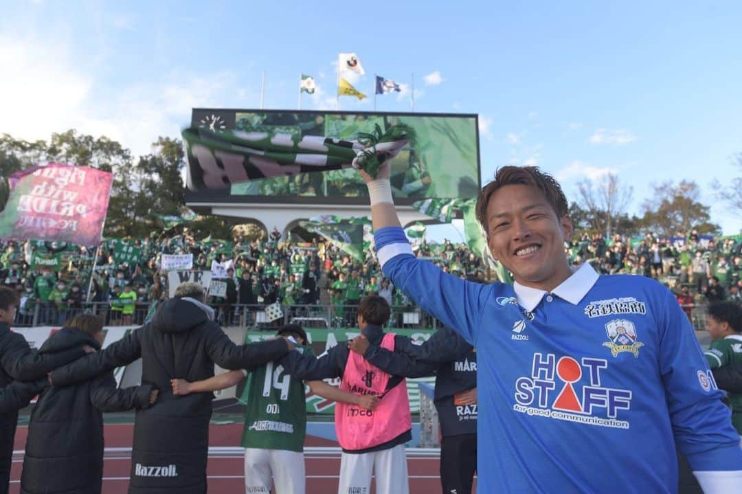 松本拓也さんのインスタグラム写真 - (松本拓也Instagram)「2023.3.18 vs鹿児島　1-0 win  今シーズン初勝利！！ 昨年の10月23日以来みたい。 試合後　ロッカーのホワイトボードに監督が書いてくれていました！  勝った後のハイパーチャントも最高！  ゴール裏だけじゃなく　みんなで勝ち取った勝利だからメインもバックも一緒にやろう！って　タオルマフラー　借りてぶん回してたけど、そこまでは伝わってないよね。笑  まぁ、たくさん回数重ねていけば、どんどん良くなって行くでしょう！笑  また、次節　アウェイ八戸戦になりますが、勝点３をみんなで勝ち取りましょう！  #fcgifu  #松本拓也  #勝つって最高」3月19日 5時16分 - official.matsu