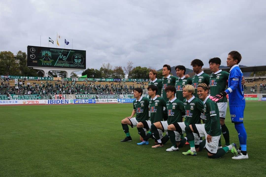 松本拓也のインスタグラム：「2023.3.18 vs鹿児島　1-0 win  今シーズン初勝利！！ 昨年の10月23日以来みたい。 試合後　ロッカーのホワイトボードに監督が書いてくれていました！  勝った後のハイパーチャントも最高！  ゴール裏だけじゃなく　みんなで勝ち取った勝利だからメインもバックも一緒にやろう！って　タオルマフラー　借りてぶん回してたけど、そこまでは伝わってないよね。笑  まぁ、たくさん回数重ねていけば、どんどん良くなって行くでしょう！笑  また、次節　アウェイ八戸戦になりますが、勝点３をみんなで勝ち取りましょう！  #fcgifu  #松本拓也  #勝つって最高」