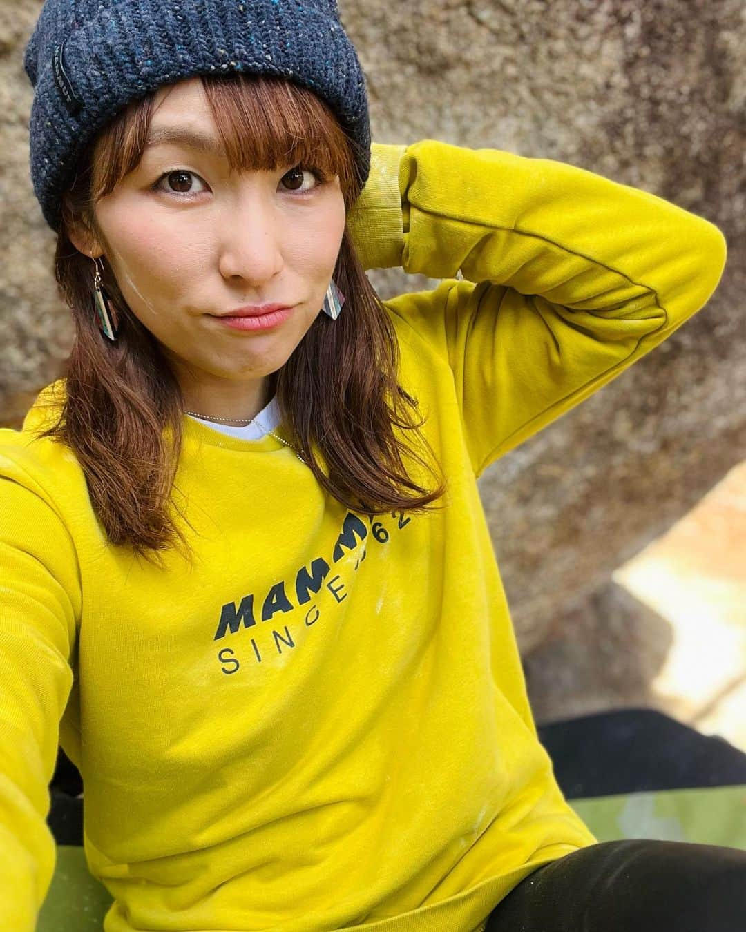 小林由佳のインスタグラム：「Happy Weekend at the crag!✌︎ 🟤 → ⚫️ → 👀☀︎  #💇🏻‍♀️ #✂︎ #MAMMUT」