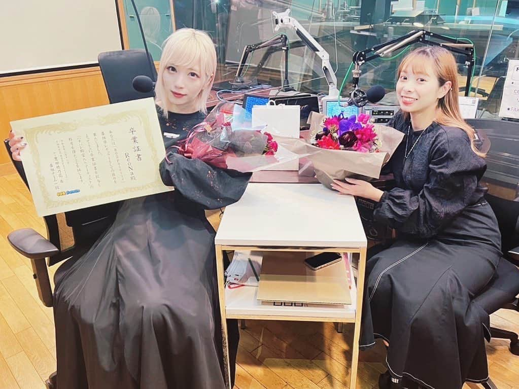 ReoNaのインスタグラム：「#FM802「802 Palette」 番組準レギュラー卒業スペシャル…🌸  初めて番組と出会ってから約5年。 2018年9月に番組準レギュラーに任命されてから4年半…。 数え切れないぐらいの“はじめて”をたくさん一緒に過ごしてきました。 番組のオープニングトークを任せてもらったり、DJほのちゃんの代打で3時間生放送をお届けしたり…。 そして、ReoNaのお歌を、1番たくさん、1番最初にオンエアするところ。 ほのちゃんの言葉と一緒だからこそ、受け取ってもらえる想いがありました。 まだまだ番組は続きます。 寂しい気持ちは残るけれど、これからの旅路のどこかでまた、出逢えますように。  これからもリスナーとして、そして“殿堂入りアーティスト”として、番組を受け取り続けます…🎨  DJほのちゃん、ハチパレチームのみなさん。 聴き届けて下さったハチパレリスナーのあなた。 4年半歩んできた準レギュラーとしてのかけがえの無い日々。 改めて、ありがとうございました…！  #ハチパレ」