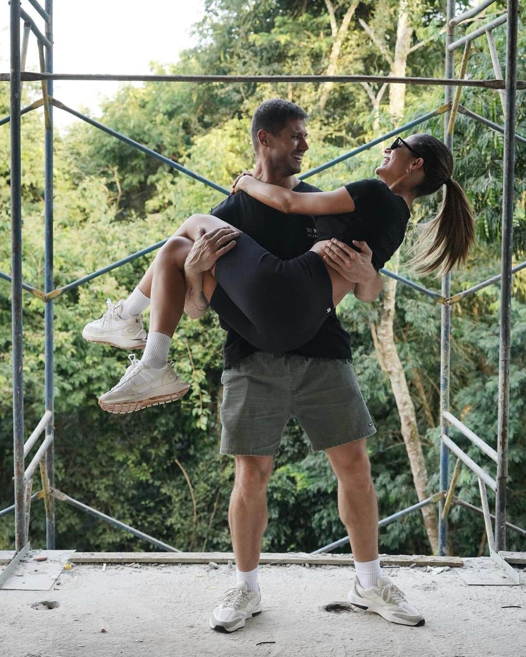 のインスタグラム：「É muito massa ver a evolução da nossa obra a cada dia, e escolher o Steel frame foi um super acerto, a obra anda muito mais rápida, é mais limpa, mais sustentável, tem melhor performance termoacústica e ainda melhor sinal de Wi-Fi. É lindo de ver toda essa tecnologia da @placodobrasil que chega ao nosso favor, trazendo mais conforto e qualidade ao nosso projeto! Vocês ainda vou ouvir muito falar sobre esse estilo de obra, tão gostando de acompanhar? 🚧🫶🏻」