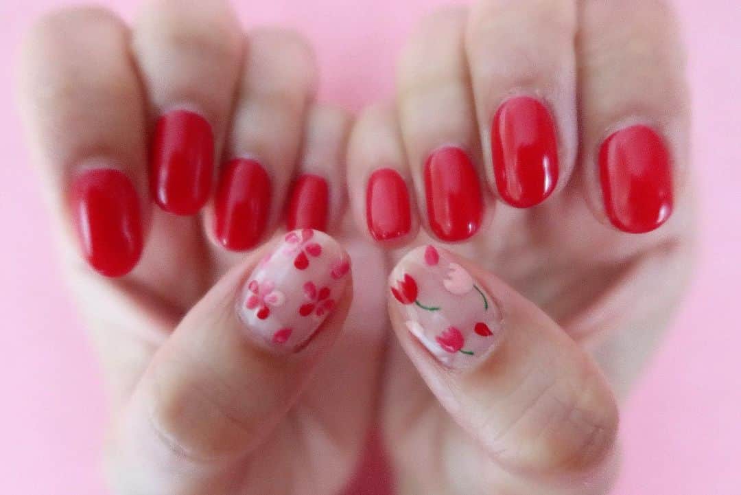 Mai Wakimizuのインスタグラム：「3色のピンクを使って左は桜、右はチューリップで春満開なNEW NAIL＼(^o^)／花びらが舞ってる感じも可愛い♡ nail by @yuka_moka♡ #nail#ネイル#春ネイル」