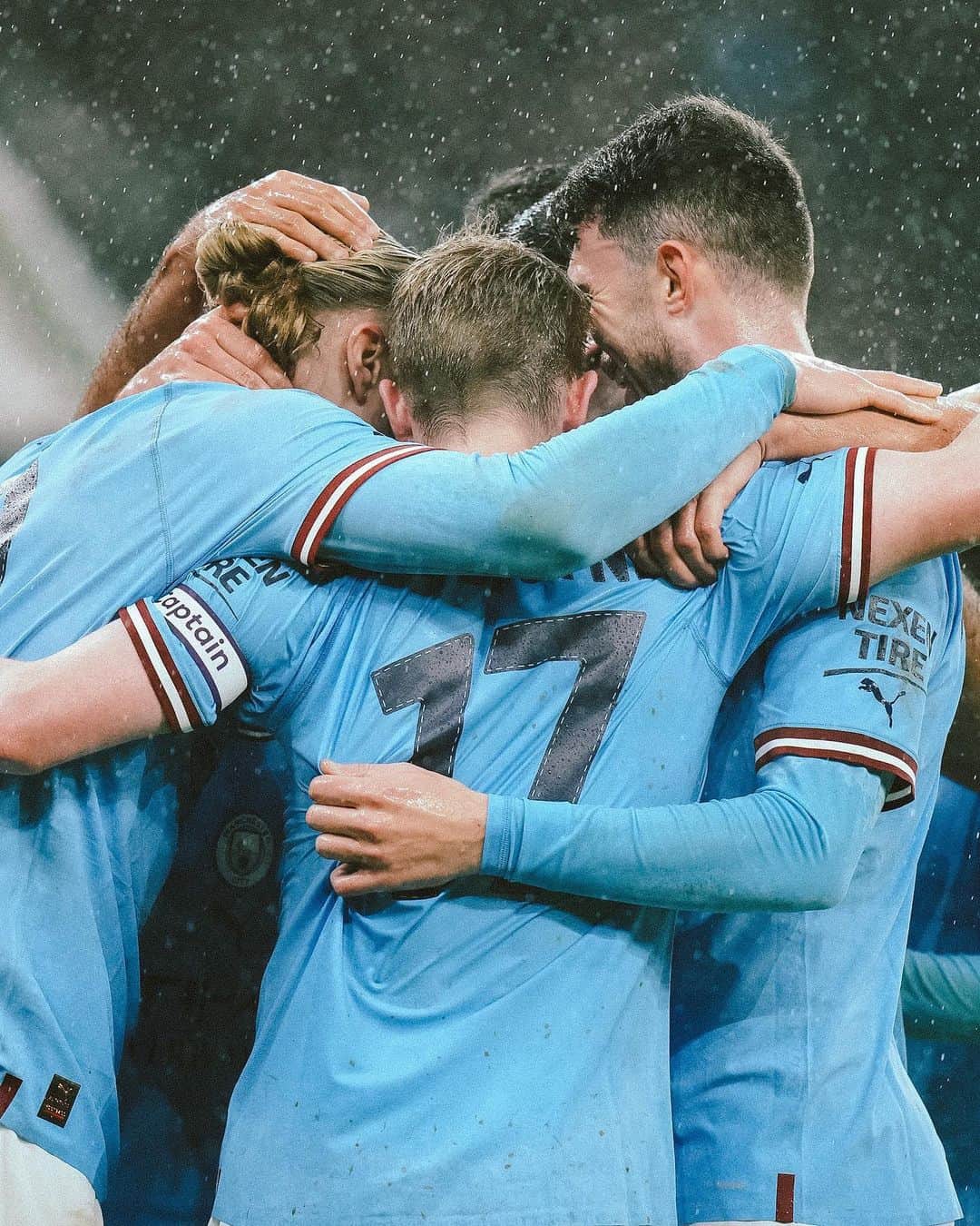 ケヴィン・デ・ブライネのインスタグラム：「Sorry @vincentkompany but very good to see you back at the Etihad, legend! 💙」