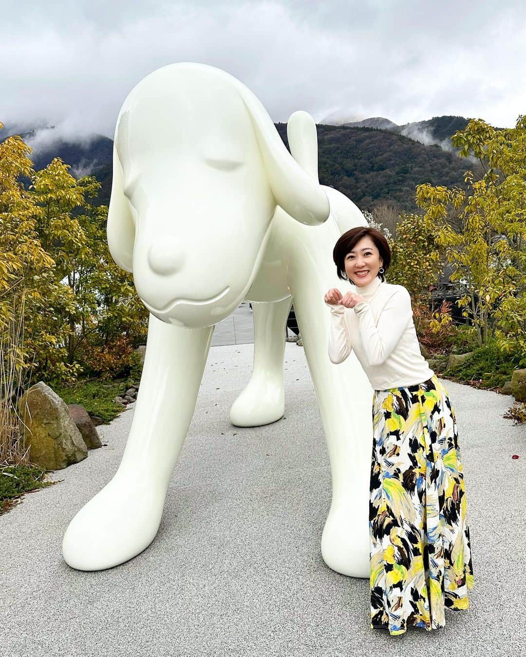 のインスタグラム：「COMIICO ART MUSEUM、隈研吾さんの建築。奈良美智さんの犬のアート、村上隆さんの世界など元気になりました😊 @comicoartmuseum1022   #大分#週末#湯布院#美術館#comicoartmuseum  #犬のアート#奈良美智 さん#村上隆 さん#お花 #フラワー#flower#smile#隈研吾 さん#建築 #落ち着く#モノトーン#週末#リフレッシュ」