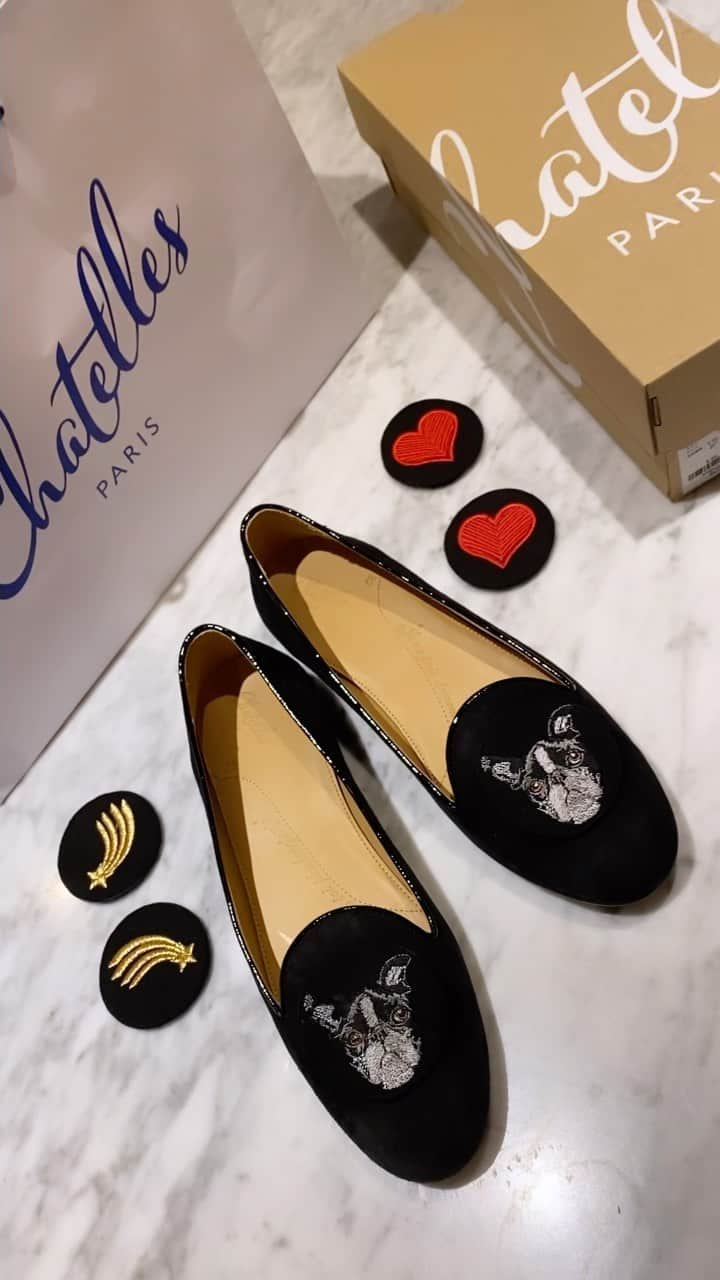 平山美香のインスタグラム：「大好きなパリのシューズChatelles @chatelles_slippers_jp が心斎橋大丸５階でPOPUP中との事で、行ってきました🇫🇷新作のビジューリボンがお目当てでしたが、以前から気になっていたワッペンシリーズが廃盤になるかも❓という情報に、悩みに悩んで、今回はワッペンシリーズにしました🇫🇷 ワッペンは３種類選べて、私はハート・流れ星・ボストンテリアにしました🇫🇷 因みに履いて行ったのもピンクリザード型押しにレッドタッセルのシャテル🇫🇷 シャテルは自分好みにカスタム出来るから、欲しい靴が必ず見つかるよ🇫🇷 心斎橋大丸でのPOPUPは５階で４月４日まで🇫🇷 新宿伊勢丹と銀座三越でもPOPUP中みたいで、デザイナーの方も来日中だよ🇫🇷 @chatelles_slippers_jp  #シャテル #フラットシューズ #カスタムシューズ」