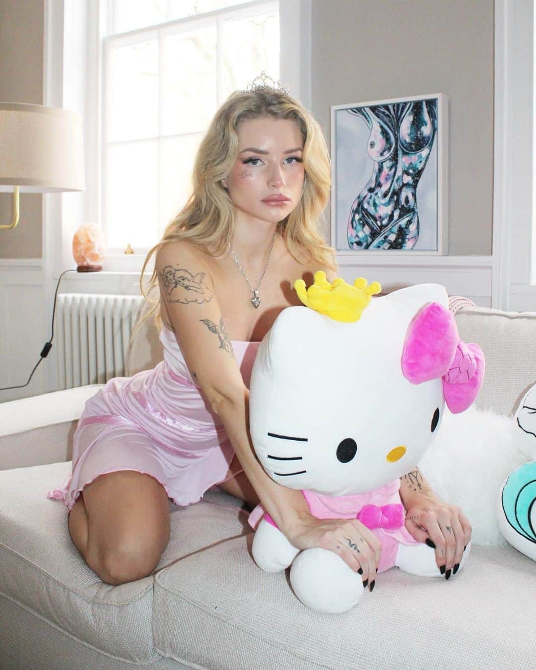 ロッティ・モスのインスタグラム：「🎀 ℋℯ𝓁𝓁ℴ 𝓀𝒾𝓉𝓉𝓎 🎀」
