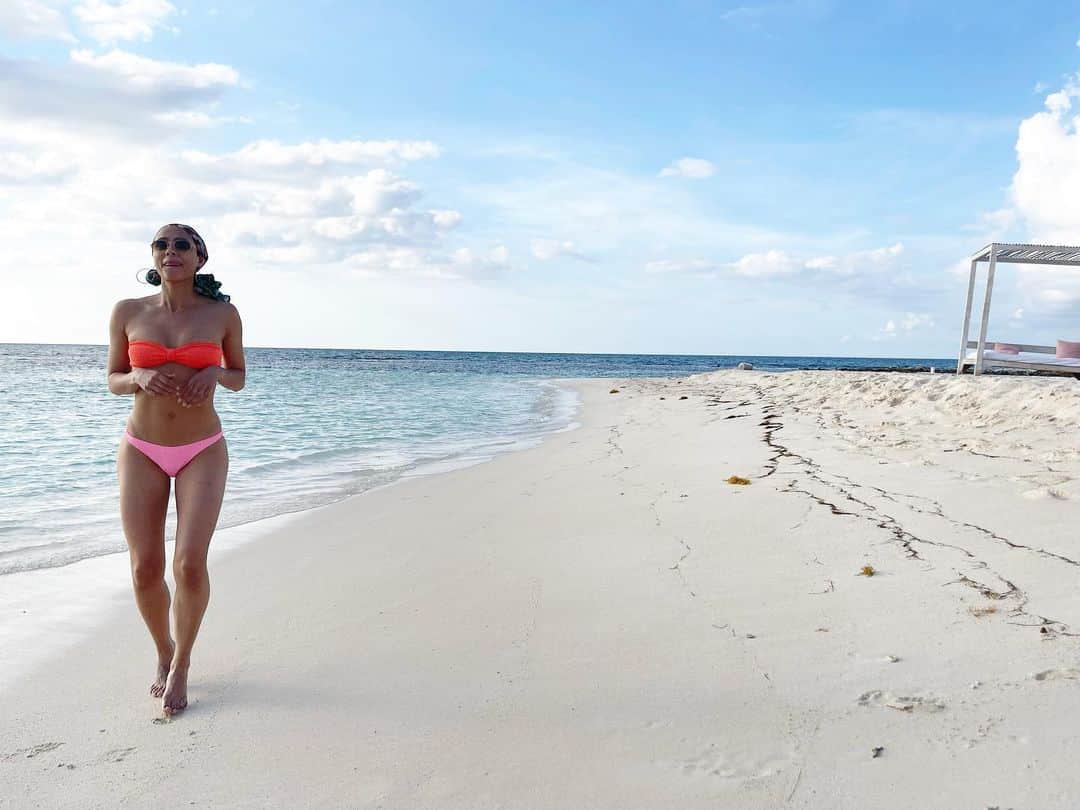 ナタリー・エマニュエルのインスタグラム：「If you were on a desert island… 🌴☀️🌊🦀🦎#prickleypear at @hodgesbay_antigua」