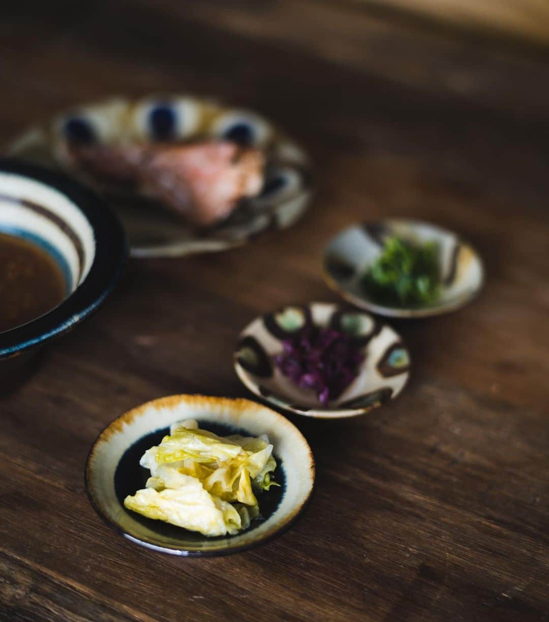 大瀧彩乃さんのインスタグラム写真 - (大瀧彩乃Instagram)「・ 京都にあるお気に入りのお店でよく頼む、茶粥。 しばらく行けていない京都を思い出して今朝は茶粥の朝食にしました🥣 お漬物は教えてもらってから大好きになった #林慎太郎商店 のもの。特に壬生菜が好き！ 東京にお住まいの方は、信濃屋で手に入ります。（やっと見つけた）  いつもあまり上手に焼けない粕漬けは、グリルではなくクッキングシートを使ってフライパンで焼いた所、ふっくら焼き上がりました✨ 後片付けも簡単だし、次からはずっとこれになりそう…！  茶粥は京都の大好きなお茶屋さんの焙じ茶で🍵  天気も良いし最高の朝🌞  今日も頑張りましょうー！！！  #takiico飯#やちむん#茶粥 #leicam11」3月19日 8時13分 - _ayanootaki_