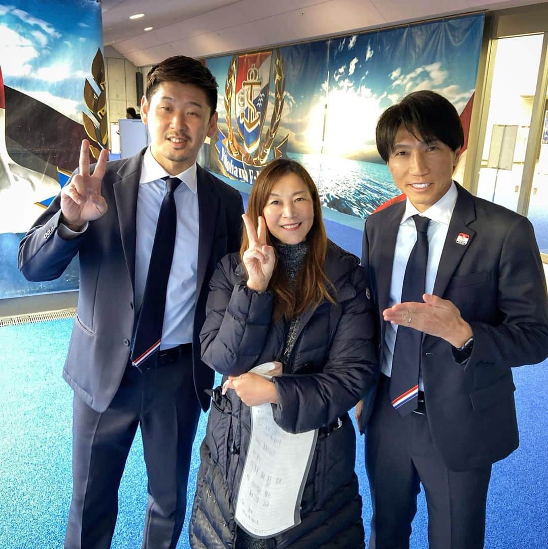のインスタグラム：「横浜F・マリノスのレジェンド、波戸康広さんと、栗原勇蔵さんと一緒に📸💕  いつもにこやかに迎えてくださいます。  #波戸康広さん #栗原勇蔵さん #横浜Fマリノス #fmarinos」