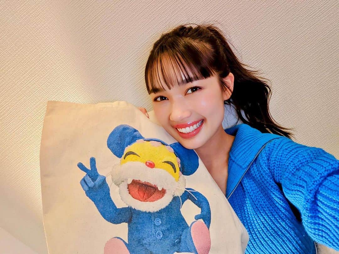 新井舞良のインスタグラム：「皆様に素敵なお知らせがあります🐱✨ 4月から、#NHK #Eテレ『#ニャンちゅう！宇宙！放送チュー！』の13代目MCを務めることになりました。 これから、アイマイ星から来た宇宙人「#マイラ」として、#ニャンちゅう と #ベラボラ と一緒に、地球や宇宙の情報を皆様にお届けします✨✨✨ 地球人のみんなも！宇宙人のみんなも！観てねーーー！ ハッピーとエネルギー、全宇宙に届けーー！！！  初回放送は 4/6(木)夕方4:10〜スタート！」