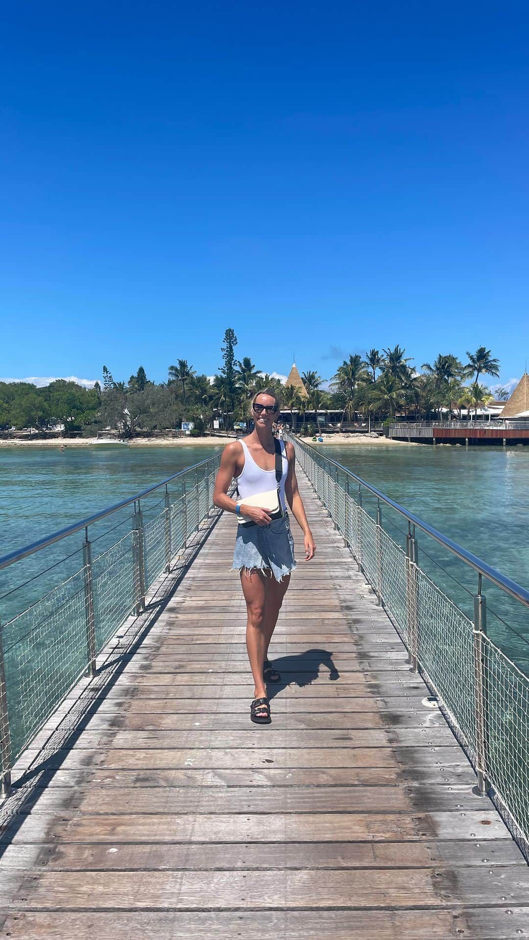 エマ・マッケオンのインスタグラム：「Making sure to explore this beautiful island in amongst some hard training 🏊🏼‍♀️🏊🏼‍♂️」