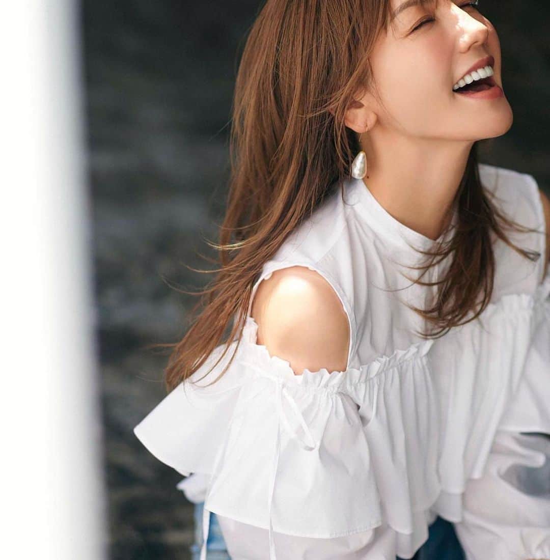 のインスタグラム：「快晴でキモチイイな☀️ 今日はサッカーが終わったら お花見に行くよ🌸  皆さまも素敵な日曜日をー🕊  @jusglitty_official 美香コラボ チュニック可愛いよ💖」