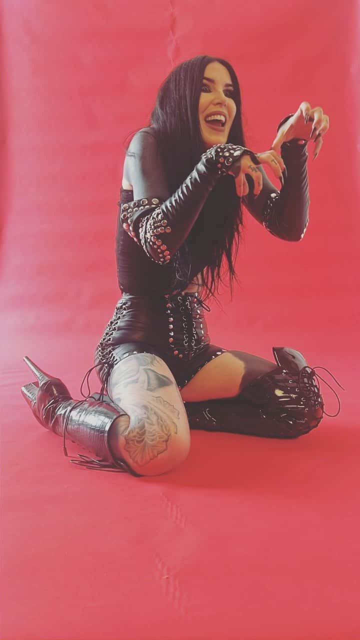 Kat Von Dのインスタグラム：「Had such an amazing time shooting with the talented @sadswim for something special coming soon! 🖤…  Special shout out to:  •makeup: @iamleah  •nails: @sohotrightnail  •leather shorts + gauntlets: @riskybusinessshop  •stripper boots: @clubhellaheels  •location: @wickstudiosla   …as of course @sadswim and his lovely crew. Can’t wait to share soon. X」