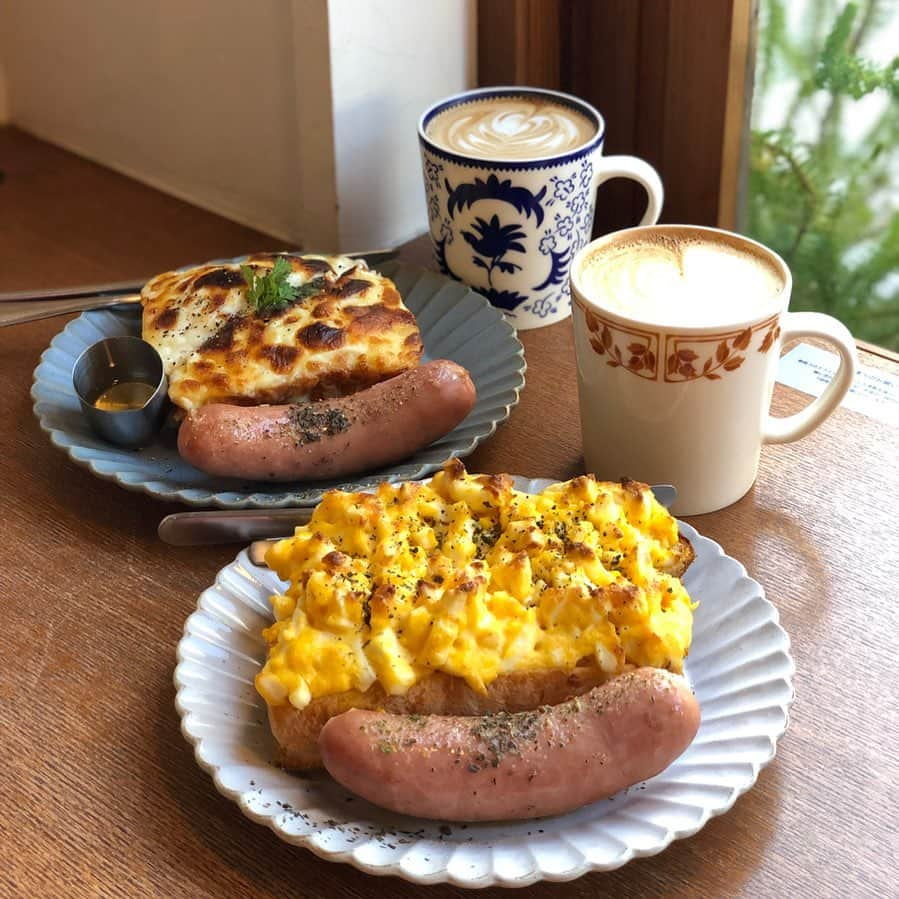 TRICHROMATIC COFFEEのインスタグラム：「＊ ☕️カフェラテ 🍞たまごトースト 🍞コンビーフのクロックムッシュ 〜ビックソーセージトッピング〜 ・ カリッとトーストされたふっわふわのオパンさんの 山型食パンにあっつあつでとろっとろのたまごがたっぷり。 3年ぶりのたまごトースト やっぱり好き。 ・ パリっと美味しいソーセージと、 自家製ペシャメルソースにモッツァレラチーズ。 トマトにコンビーフ。 食べたかったクロックムッシュもシェアして ご機嫌な朝ごぱん。 ・ #trichromaticcoffee#トリクロマティックコーヒー #中野新橋#東京#tokyo#cafe#東京カフェ#カフェ #cafe#カフェ巡り#カフェ好き#オパン#cafelove #coffeestand#パン好き#caffèellatte #foodpics#gourmet#たまごトースト#パンマニア #パンマニア#mi_トリクロ#toast#egg #クロックムッシュ#croquemonsieur#sausage #delicious#グルメ#sweets#食いしん坊備忘録」