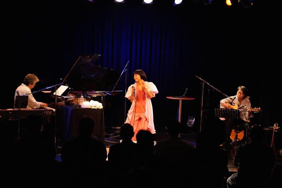 奥井亜紀のインスタグラム：「うたの素Vol.59 楽しい夜になりました ただいま配信アーカイブ中❣️ 歌うと心の扉が開いて🚪いつも以上に涙もろくなる私🤣 #西本明　#宮脇てつや　  ヘアメイク@tomomiyoshidahm」